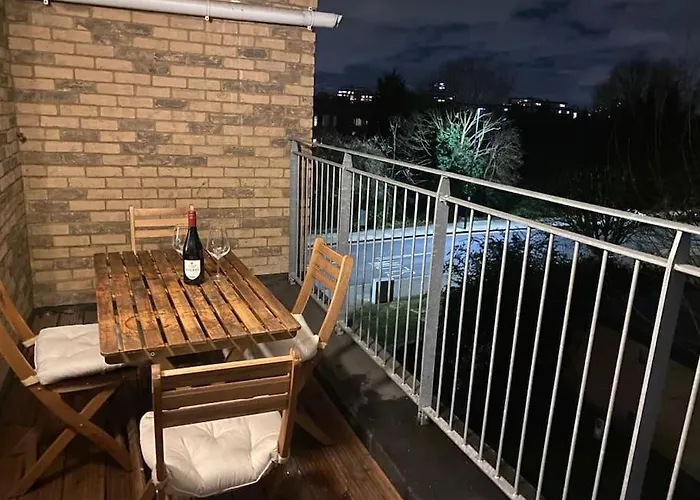 Stunning Double Bed Flat With Private Balcony & Free Parking
