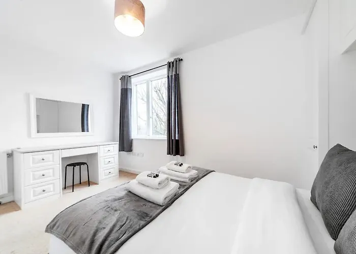 Stunning Double Bed Flat With Private Balcony & Free Parking
